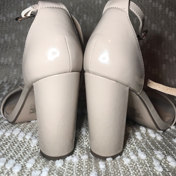 D in Heart Classic Nude Heels - Picture 4 of 6